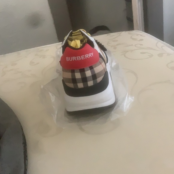 Burberry shoes - Picture 3 of 8